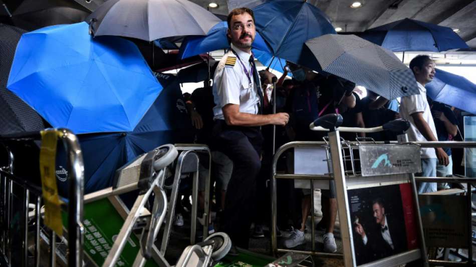 Hunderte Demonstranten versammeln sich am Hongkonger Flughafen