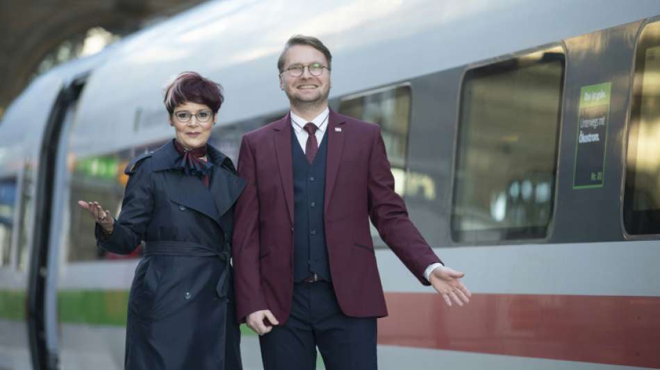 Deutsche Bahn gibt Startschuss für neue Dienstkleidung in weinrot und blau