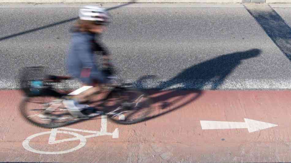 Verkehrsministerium verteidigt leicht bekleidete Models in Fahrradhelm-Kampagne