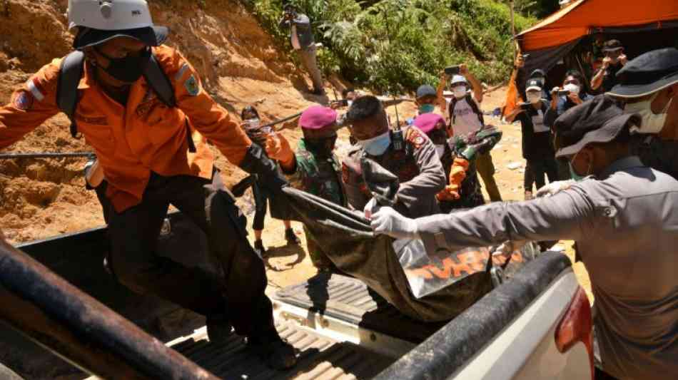 Rettungskräfte stellen Suche nach Vermissten in Goldmine in Indonesien ein