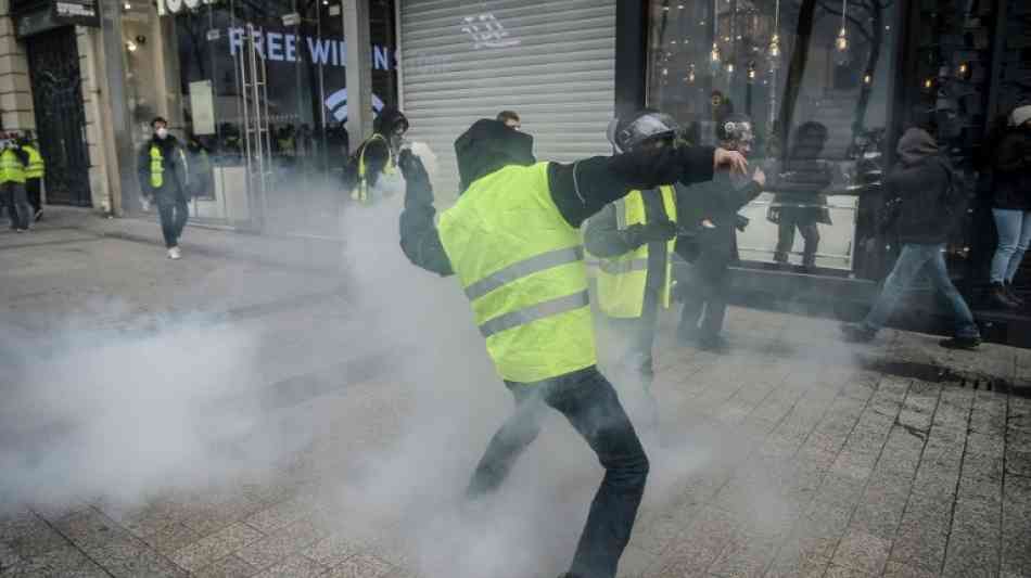 Gewaltsame Auseinandersetzungen zwischen Polizei und "Gelbwesten" in Paris