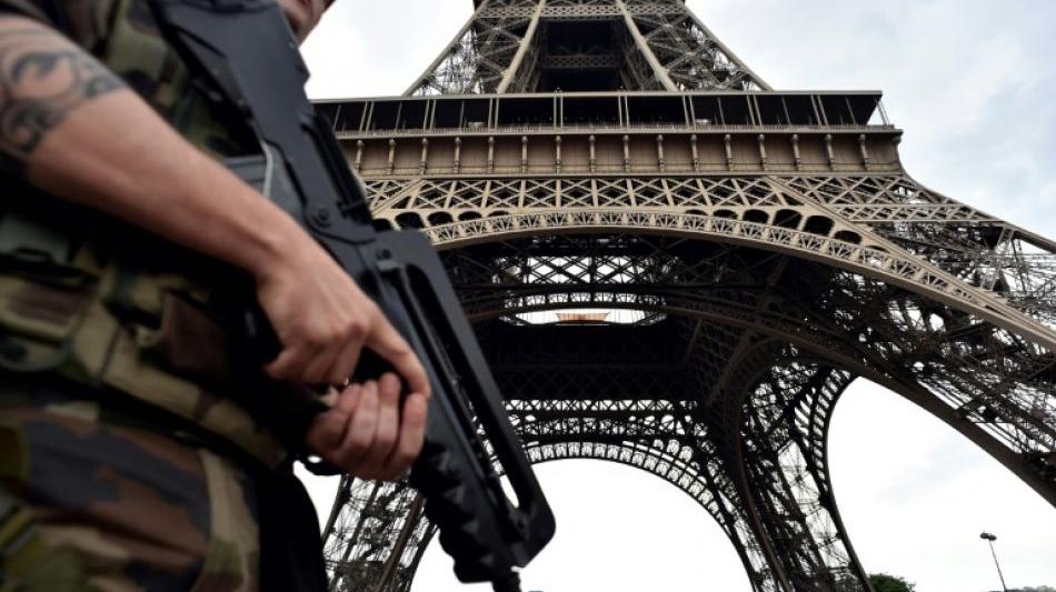 Messerangreifer vom Pariser Eiffelturm in Psychiatrie eingewiesen