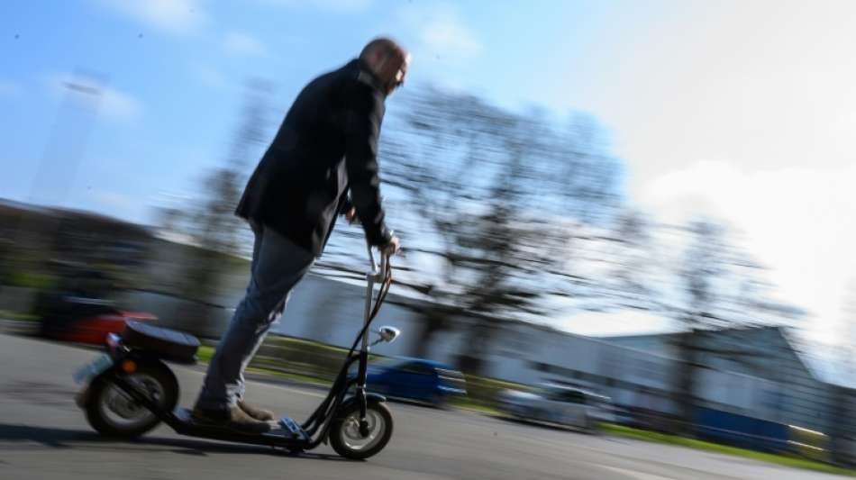 Versicherungswirtschaft beurteilt E-Scooter als zu gefährlich für den Gehweg