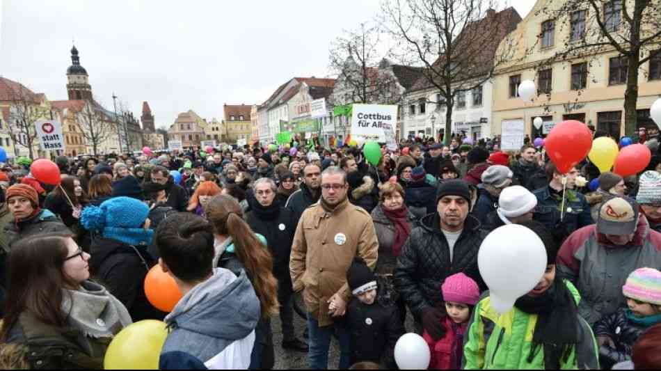 Hunderte demonstrieren in Cottbus f