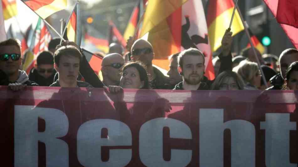 Hunderte Rechtsradikale ziehen am Einheitsfeiertag durch Berlin