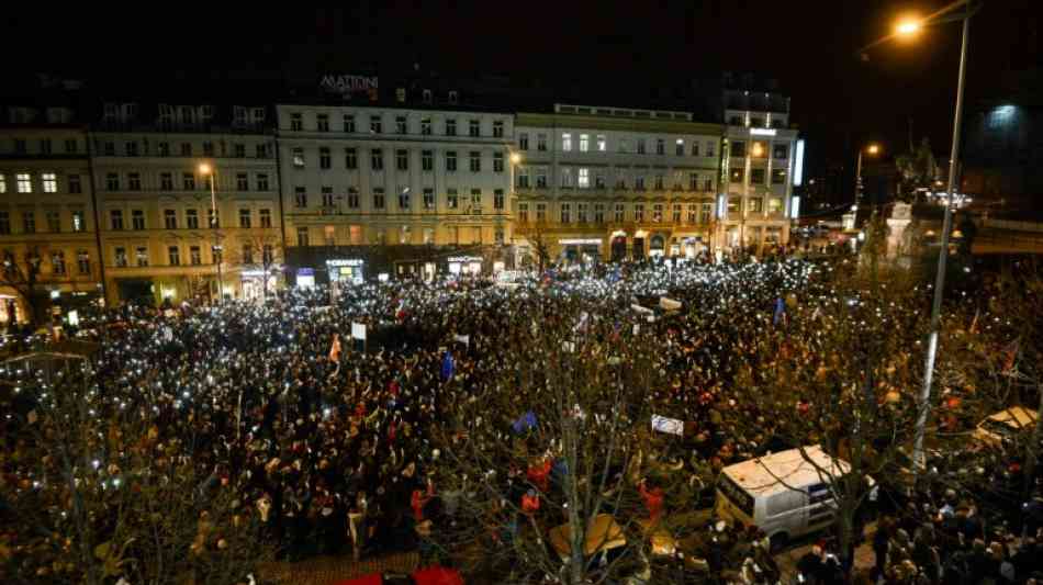 Tausende Menschen demonstrieren in Prag f