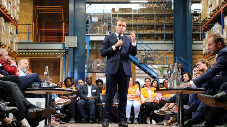 Macron hält vor Warnwesten-Trägern Vortrag in Lagerhalle 