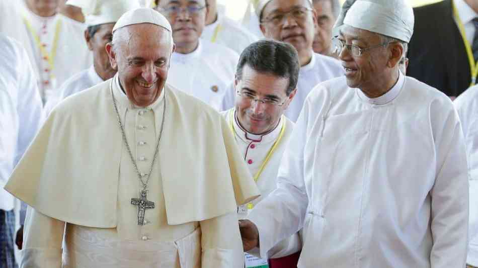 Pontifex Papst Franziskus trifft in Myanmar Regierungschefin Suu Kyi