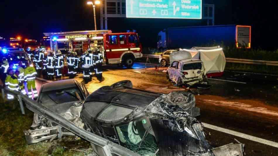 Verkehr: Zwei Tote und zahlreiche Verletzte bei Unfallserie auf A2