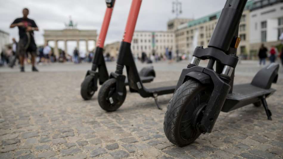 75-Jährige stolpert in Berlin über E-Scooter und verletzt sich schwer