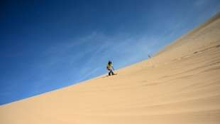 Snowboard-Fahren auf Sanddünen 