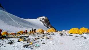 Nepalesische Behörden befreien Mount Everest von drei Tonnen Abfall