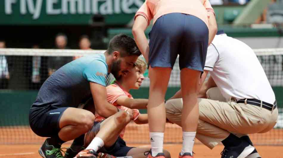 Bosnischer Tennis-Profi Dzumhur rempelt Balljungen versehentlich zu Boden