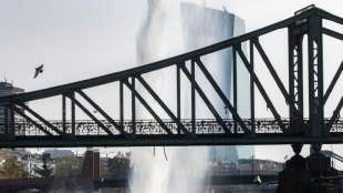 Bomben-Sprengung erzeugt riesige Wasserfontäne auf dem Main in Frankfurt 