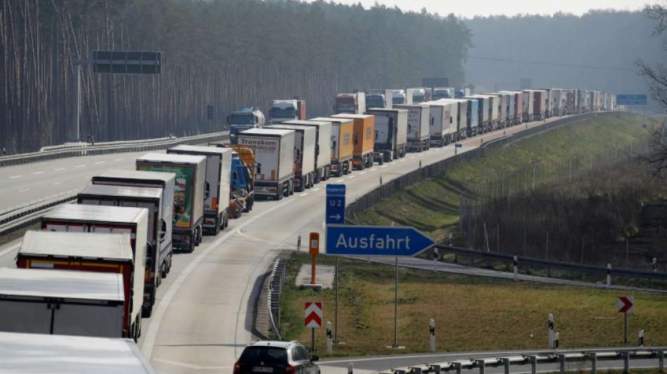 Lastwagen und Autos stauen sich weiter auf Autobahnen Richtung Polen