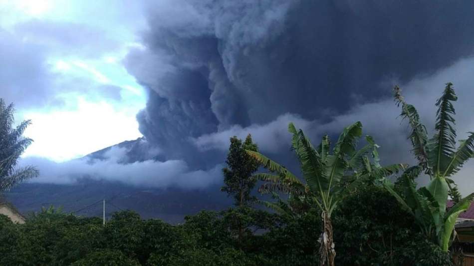 Vulkan Sinabung stößt 2000 Meter hohe Rauch- und Aschesäule aus