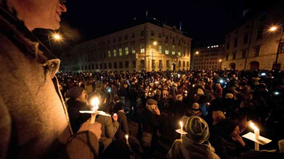 Wien: Tausende Menschen bilden Lichterkette um Regierungsviertel