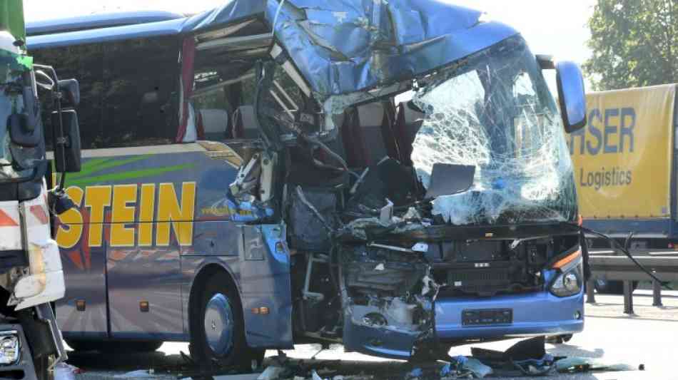 Ein Toter und dutzende Verletzte bei Busungl