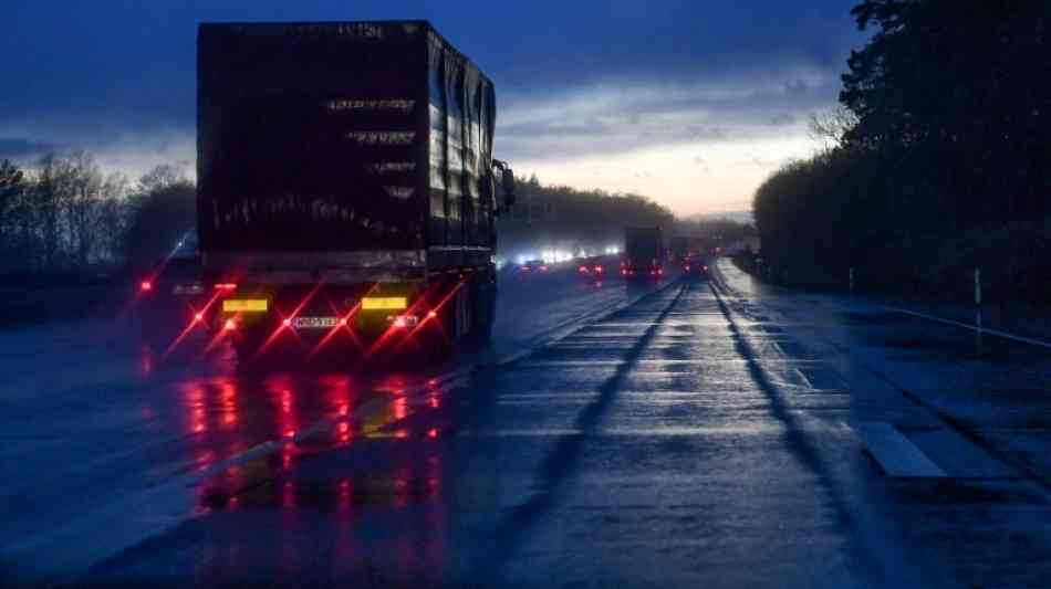 Mann auf Autobahn in Niedersachsen von Lastwagen erfasst und getötet