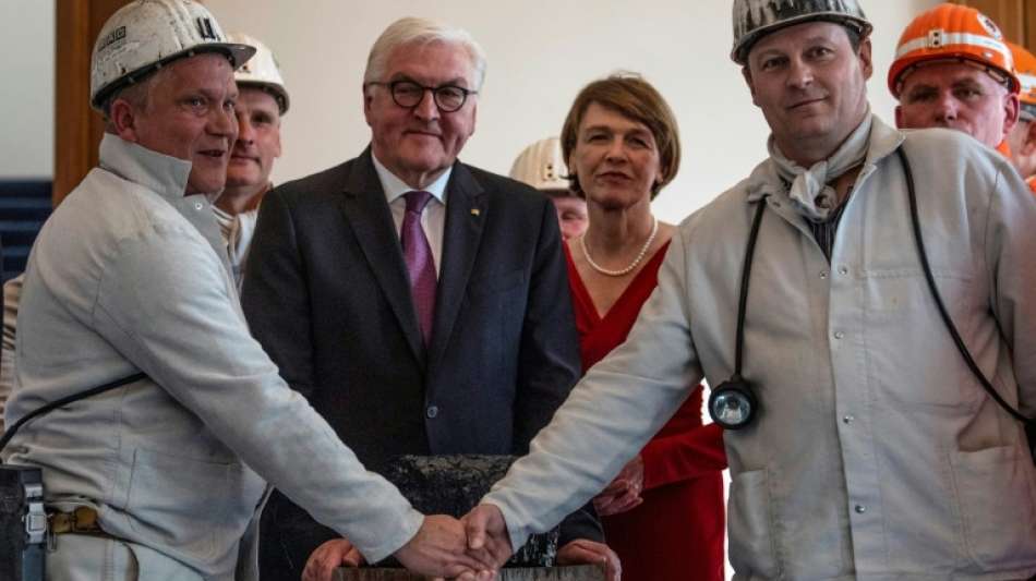 Bergleute übergeben Steinmeier letztes gefördertes Stück Steinkohle