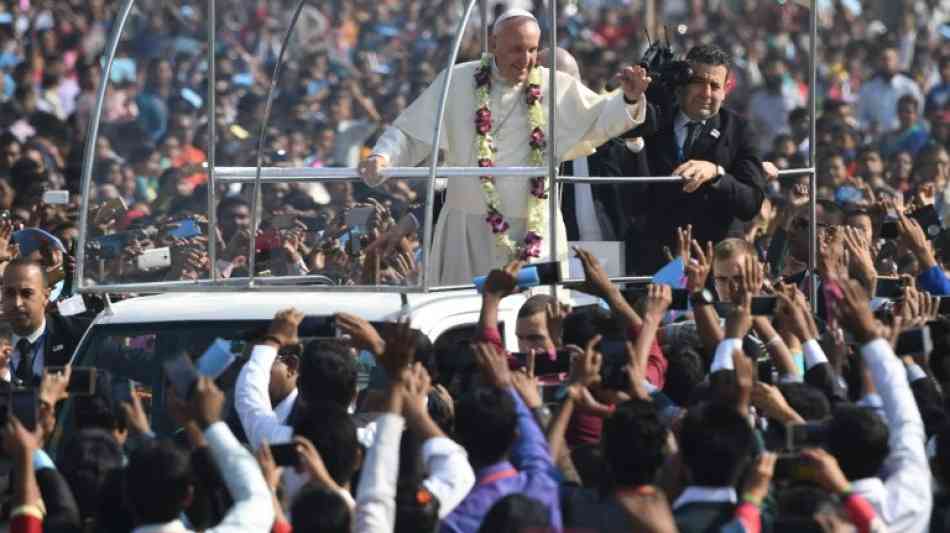 Papst Franziskus feiert Messe vor 100.000 Menschen in Bangladesch