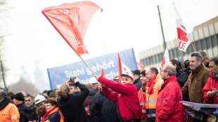 Tausende Stahlarbeiter von Thyssenkrupp demonstrieren in Duisburg