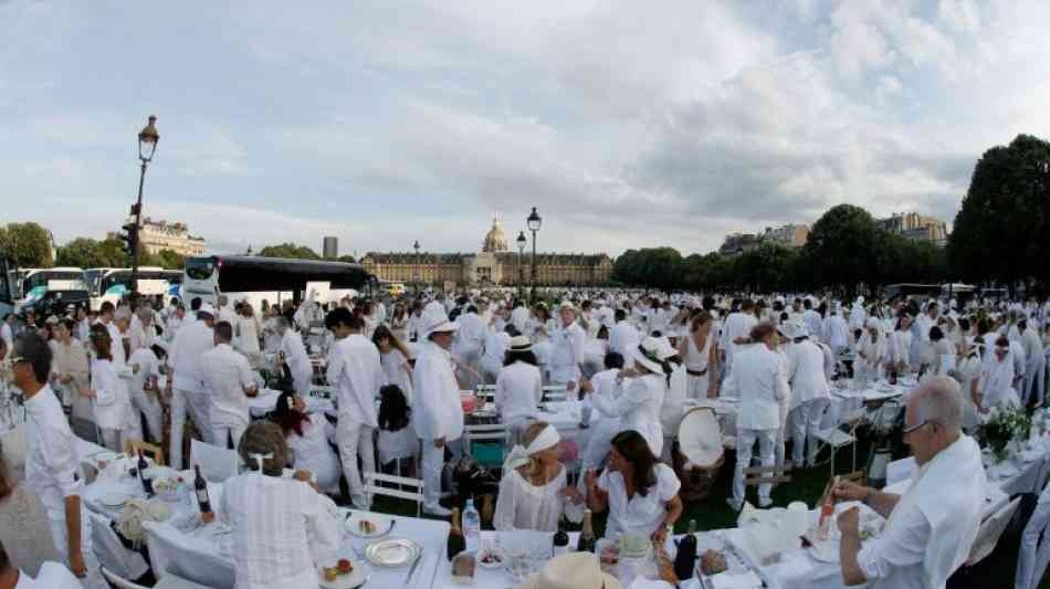 Paris: Riesen-Picknick  - "D