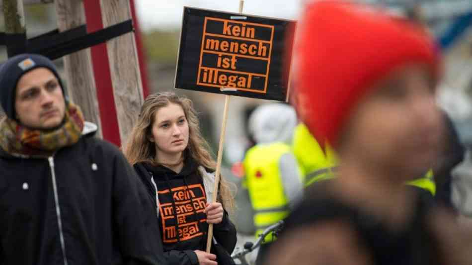 Kundgebung und Gegendemo zum dritten Jahrestag von Pegida