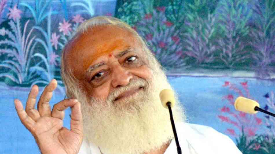 Indischer Guru Asaram Bapu der Vergewaltigung schuldig gesprochen