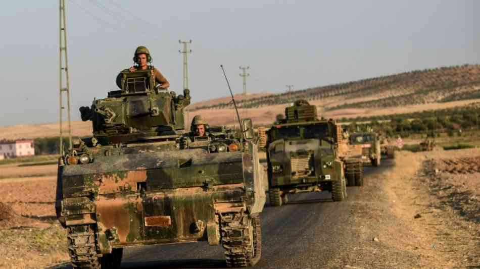 Internationales: Türkei verstärkt Militärpräsenz an syrischer Grenze