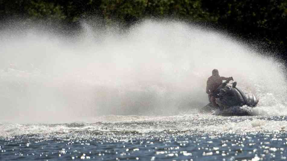 Brite per Jet-Ski auf der Flucht vor australischer Polizei