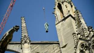 Statuen von Aposteln und Evangelisten schweben am Himmel über Paris