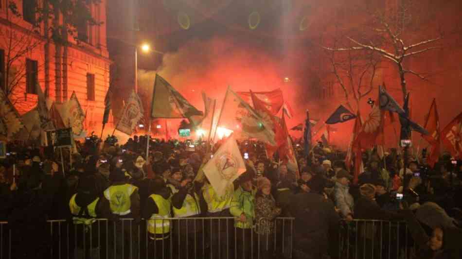 Opposition in Ungarn belagert staatliches Fernsehen