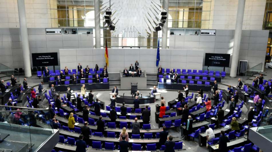 Wehrbeauftragten-Nachfolge, Elterngeld und Verzicht auf Diätenplus im Bundestag