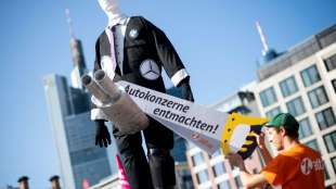 Tausende Autogegner demonstrieren gegen die Automobilmesse in Frankfurt