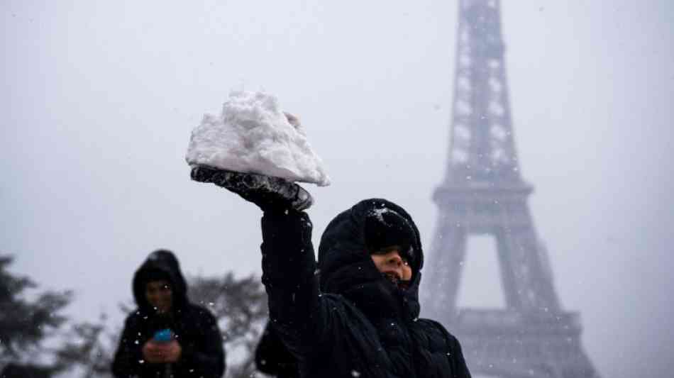 Frankreich - Paris: Eiffelturm wegen Schnees geschlossen