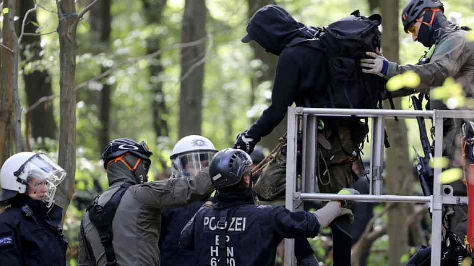 Größtenteils friedlicher Protest bei weiteren Räumungen im Hambacher Forst