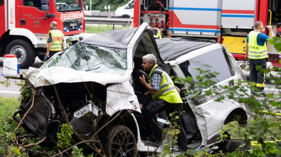 Kleinbus überschlägt sich auf Autobahn - Vater und vierjährige Tochter getötet