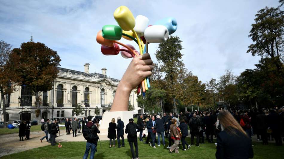 US-Künstler Koons enthüllt umstrittene Tulpen-Skulptur in Paris