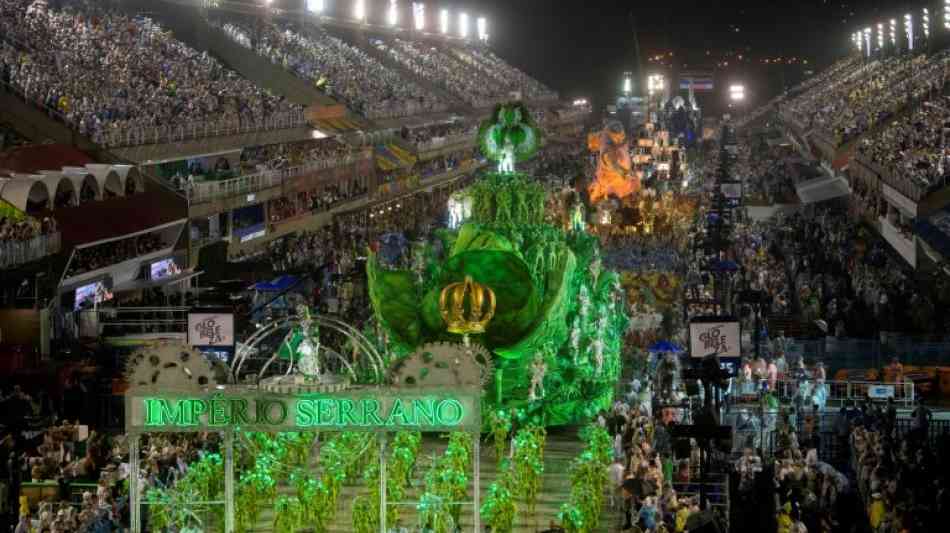 Sambaschulen beginnen Schaulaufen bei weltberühmtem Karneval in Rio de Janeiro