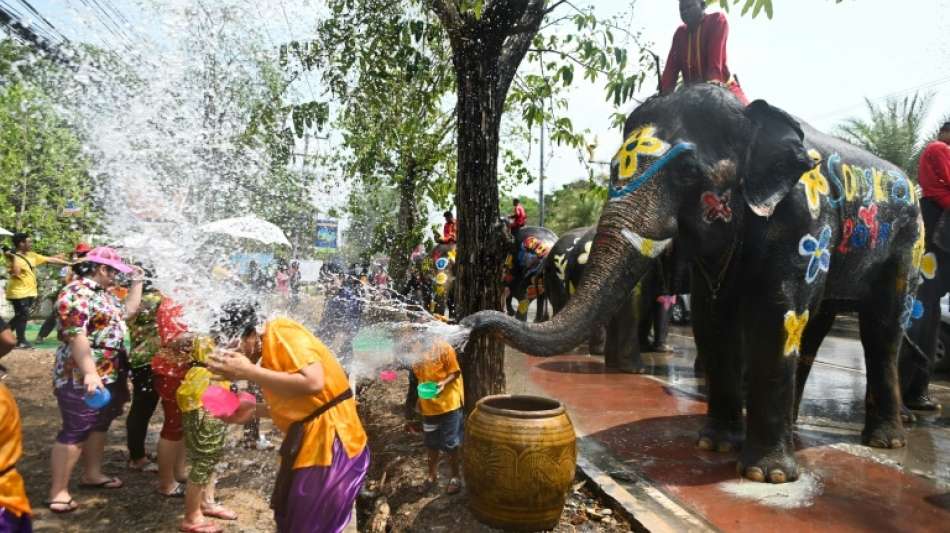 Prozession bunt bemalter Elefanten zu buddhistischem Neujahrsfest in Thailand