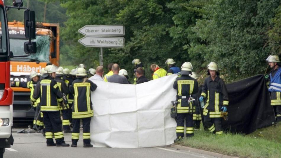 Baden-Württemberg: Müllwagen kippt auf Auto und erschlägt Familie