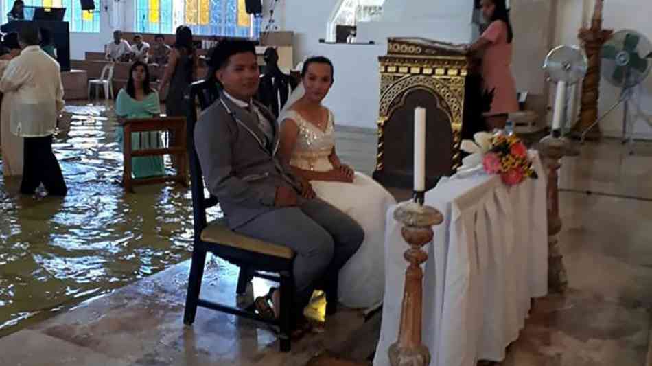 Philippinische Braut schreitet durch 