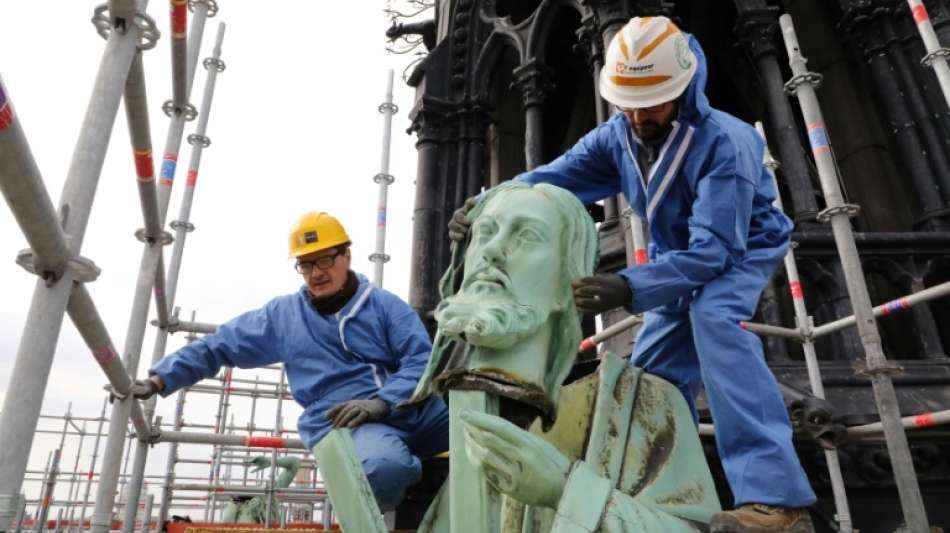 Statuen von Aposteln und Evangelisten entgehen Feuer von Notre-Dame