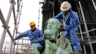 Statuen von Aposteln und Evangelisten entgehen Feuer von Notre-Dame