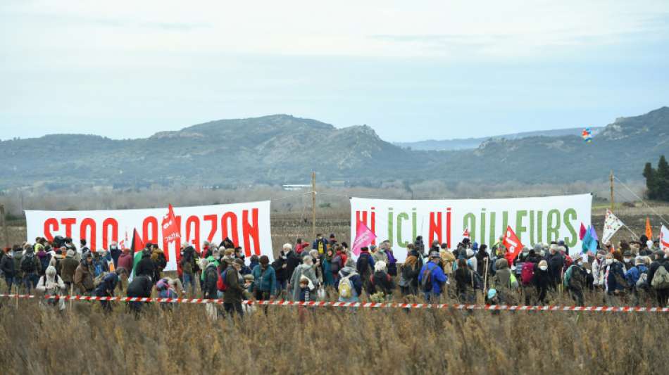 Hunderte Menschen protestieren in Frankreich gegen Expansionspläne von Amazon