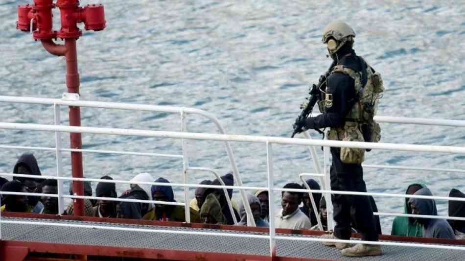 Maltesische Marine bringt von Migranten umdirigiertes Schiff nach Valletta 