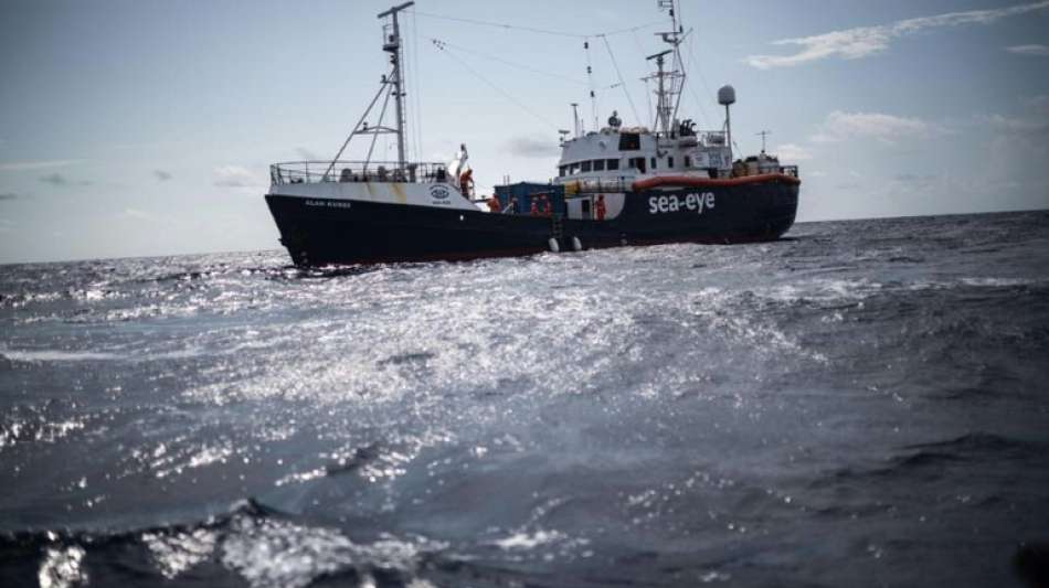 Flüchtlinge dürfen von Rettungsschiff "Alan Kurdi" auf größeres Schiff wechseln