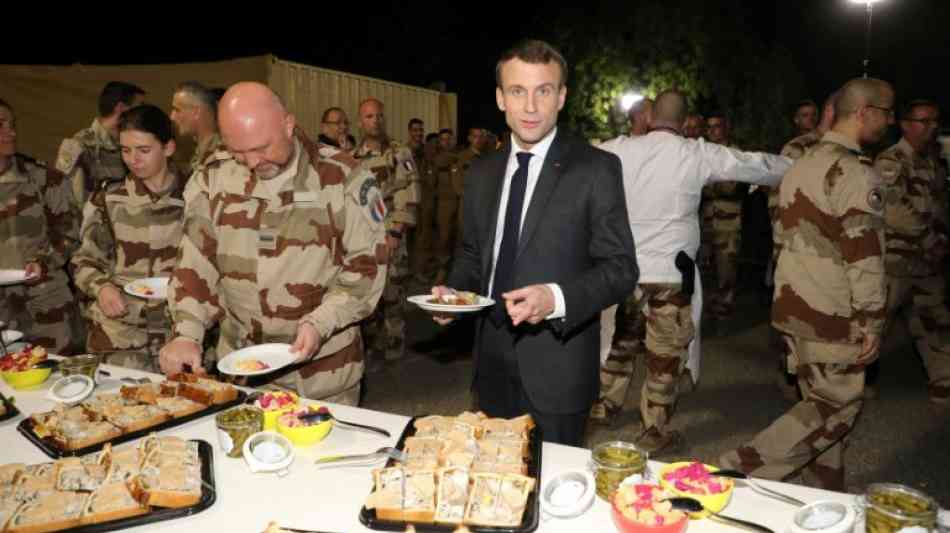 Macron verwöhnt Soldaten im Tschad mit Delikatessen aus Paris