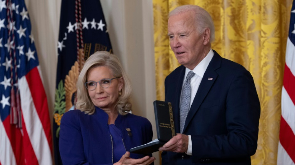  Biden condecora a Liz Cheney, crítica acérrima de Trump 